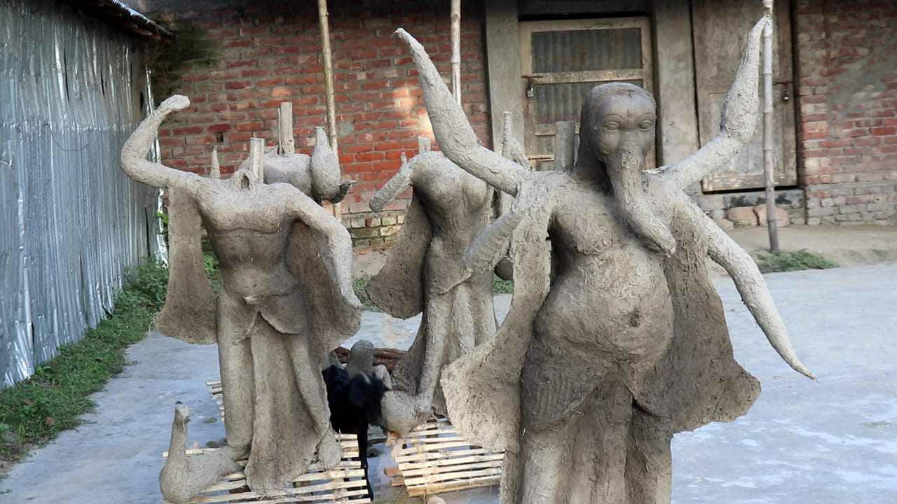 কালীগঞ্জ দুর্গাপূজার প্রতিমা তৈরিতে ব্যস্ত কারিগররা।