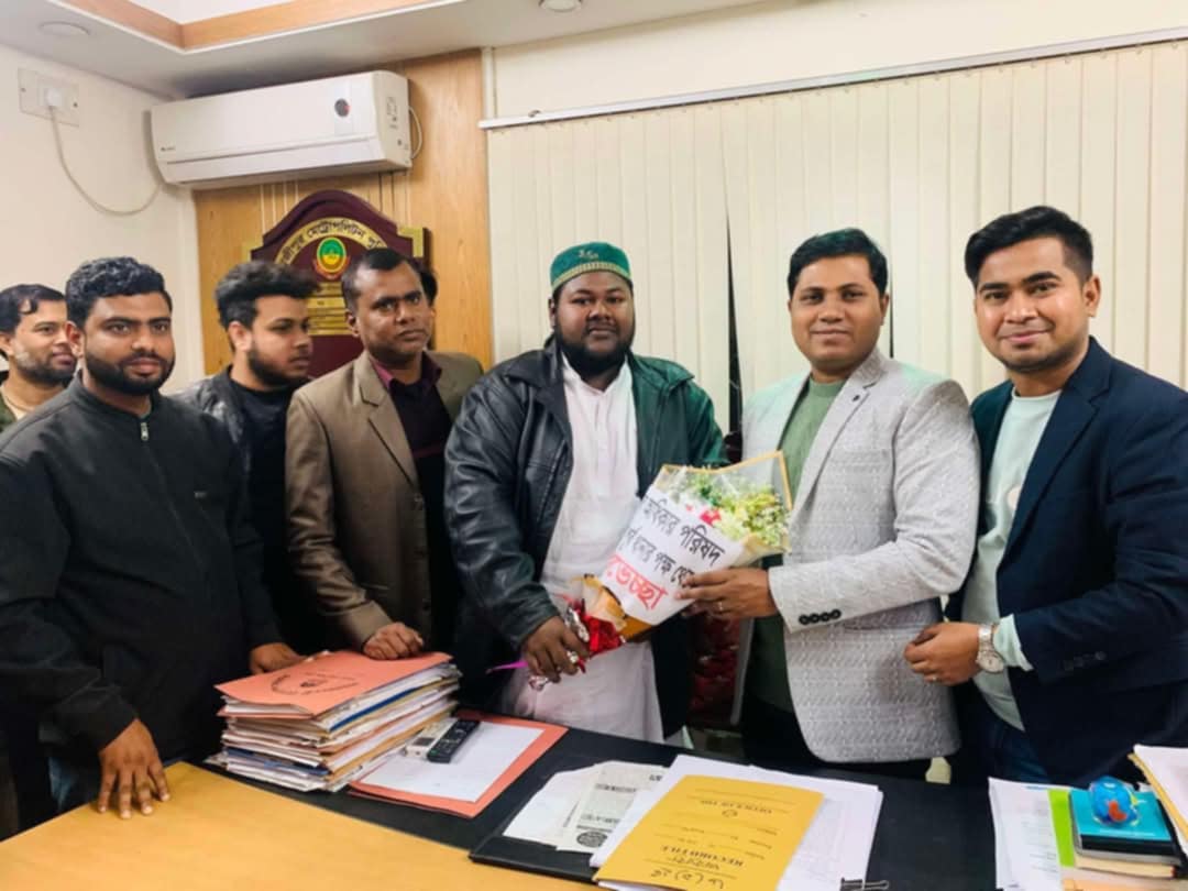 টঙ্গী পূর্ব থানার অফিসার ইনচার্জ এর সাথে টঙ্গী পূর্ব থানার যুব অধীকার পরিষদের ফুলের শুভেচ্ছা বিনিময়।